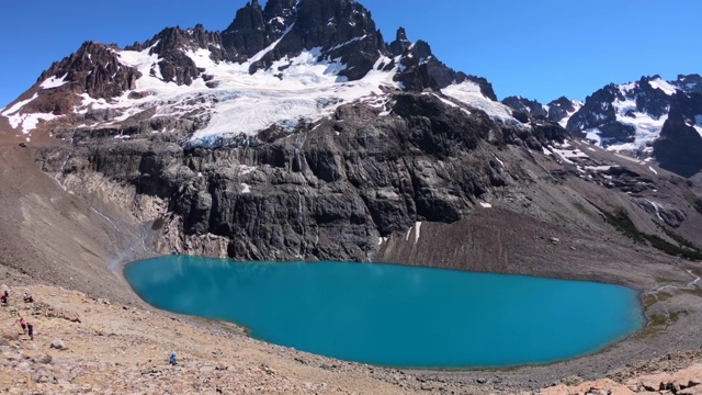 山中的湖。蓝色的湖和白雪覆盖的山。智利巴塔哥尼亚的卡斯蒂洛峰视频素材