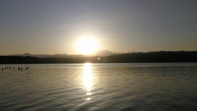 阿罗纳和安格拉附近的马焦雷湖上的日落视频素材