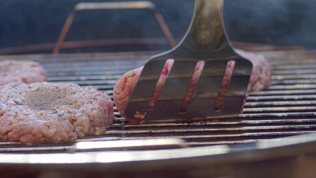 在户外烧烤上烹饪生肉视频素材