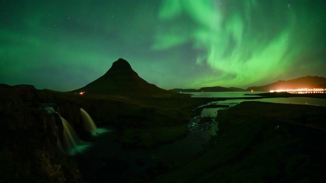 时间流逝:冰岛，Snaefellsnes半岛，Kirkjufell山上空的北极光视频素材