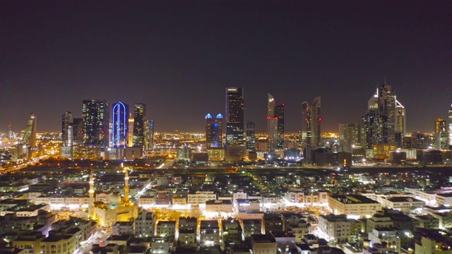 鸟瞰图迪拜市中心天际线，高速公路或街道在阿拉伯联合酋长国或阿联酋。智慧城市中的金融区和商业区。晚上有摩天大楼和高层建筑。视频下载