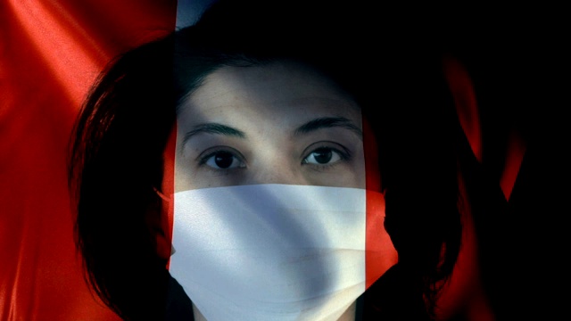 秘鲁国旗上戴着面罩的妇女。保护病毒和感染。视频下载