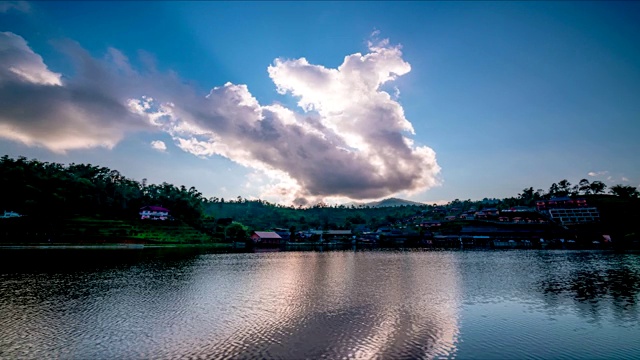 云移动和反映在池塘在班腊泰国华人村在Mae Hong Son，泰国。(时间流逝)视频下载