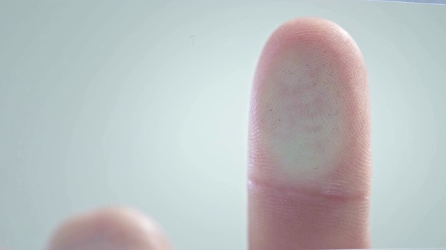 生物识别指纹安全扫描器-生物识别扫描器扫描人类手指和识别用户的访问。用手指触摸购物。ID指纹扫描。触摸屏。视频素材