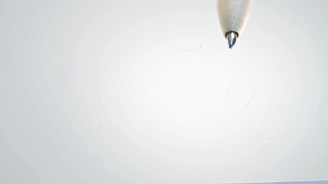 圆珠笔用来写字。在透明玻璃上的钢笔的宏观轮廓。签合同或写文字。专业润饰在图形板上工作视频素材