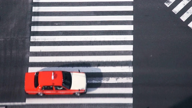 汽车从顶视图在人行横道十字路口运输视频下载