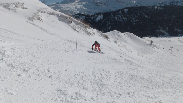 滑雪者沿着陡峭的斜坡滑行视频素材