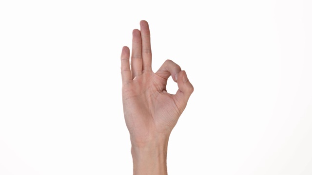 白色背景下的男人的手是一个孤立的表示OK的手势。插入文本或背景的地方。白色背景下一个人的手的情绪。视频下载