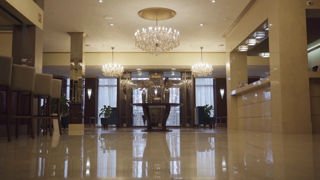 高级酒店的豪华接待区。为富有客户设计的漂亮大厅。住宿，旅游业务，豪华，富有。视频素材