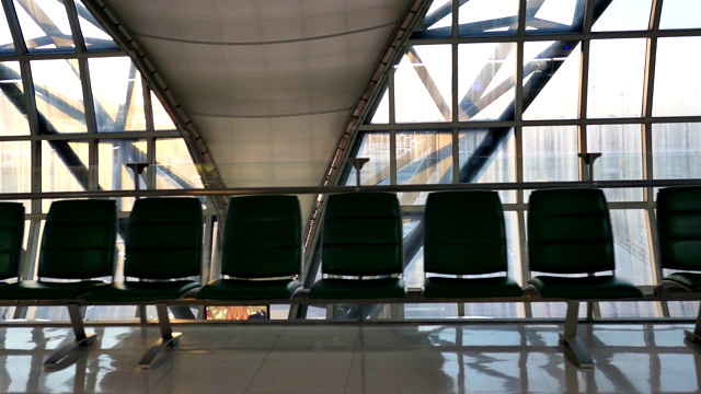 晚上，国际机场候机楼里的一排空椅子视频下载
