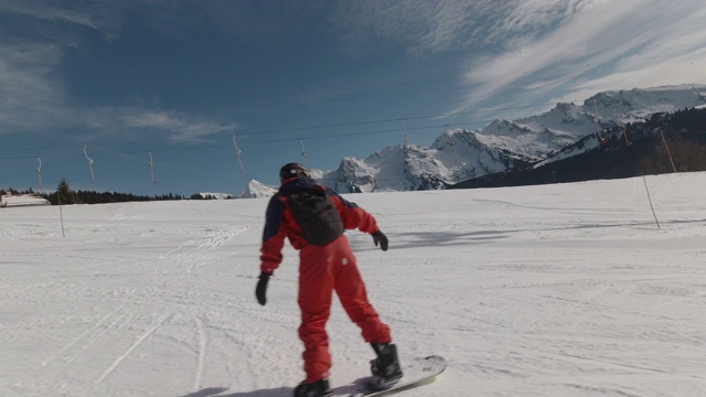 一名男性滑雪板运动员向下坡转弯视频素材