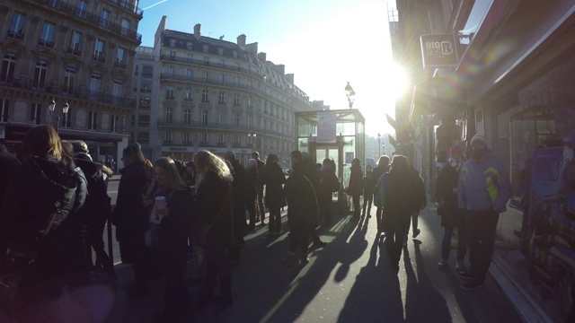 人们在法国巴黎散步视频下载