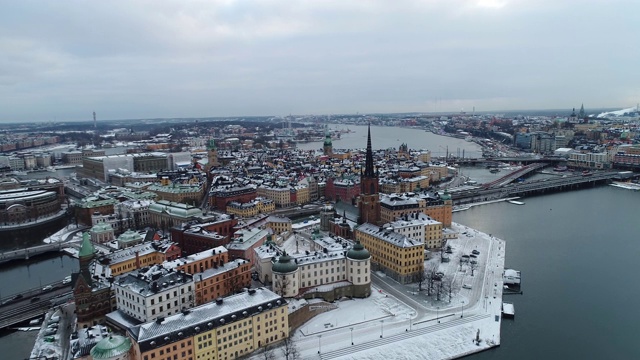 从海上无人机的视角看，斯德哥尔摩老城被雪覆盖视频下载