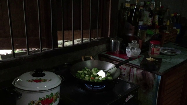 亚洲泰国老妇人烹饪炒西葫芦与鸡蛋视频素材