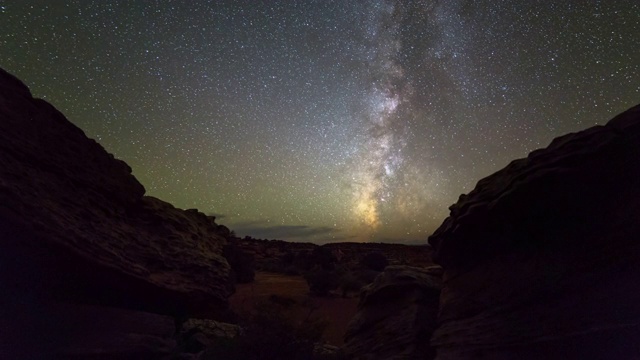 平移时间推移拍摄的银河在沙漠峡谷在晚上，星星的时间推移视频素材