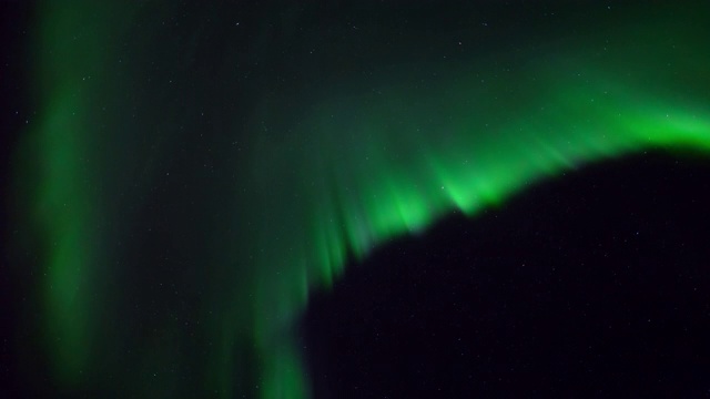 低角度时间推移拍摄的自然绿光对星空在晚上-西北地区，加拿大视频下载