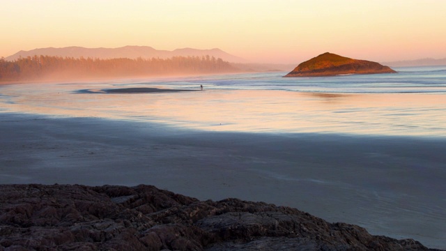日落时分，游客们在海滩上探索焚化炉岩石——加拿大托菲诺视频下载