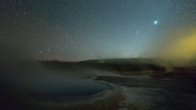 在晚上，黄石国家公园，怀俄明州，在星星的映衬下，在喷泉上拍摄烟雾视频下载