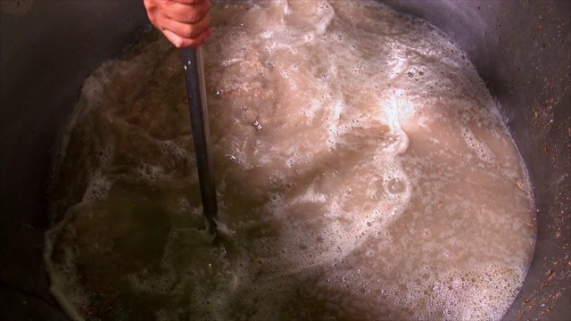 将韩国酵母“努鲁克”和“结bap”(用于酿造米酒的蒸米)混合在水中视频下载