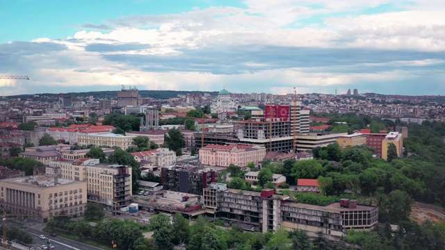 这是塞尔维亚贝尔格莱德的无人机拍摄的城市景观视频下载