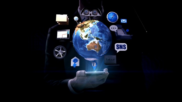 商人触摸智能手机，旋转地球，汽车连接物联网技术。汽车infortainment系统。自动驾驶技术，4k动画。视频素材