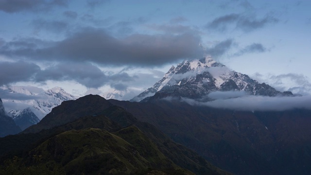 日落时分马查普查尔峰的时间流逝，马尔迪·希马尔徒步旅行视频素材