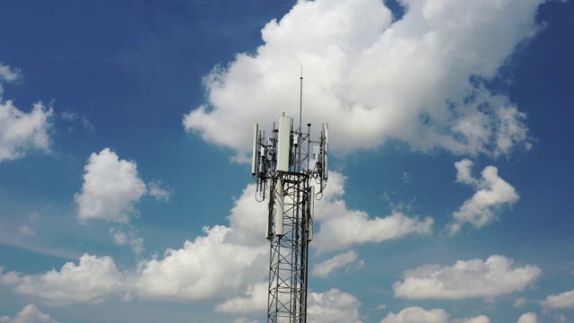 电信塔周围的近景鸟瞰图。在电信塔的顶部安装了天线和发射器，用于传输lte 5g 4g网络和移动gsm运营商的信号。视频素材