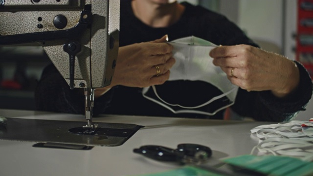 SLO MO一个面目人非的女人在缝制自制面具视频素材
