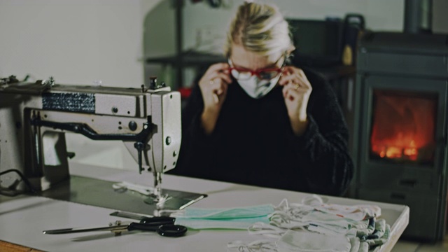SLO MO女裁缝戴上自制面具视频素材