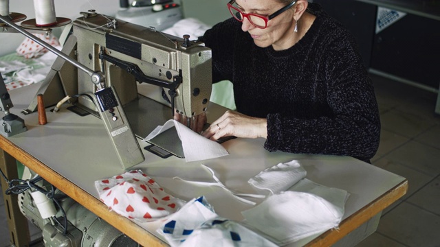 SLO MO女人缝制布料来制作自制面具视频素材