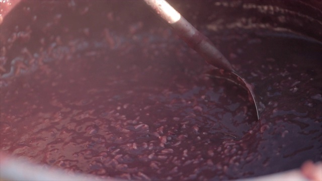 用勺子搅拌“白勺”(韩国红豆粥)视频素材