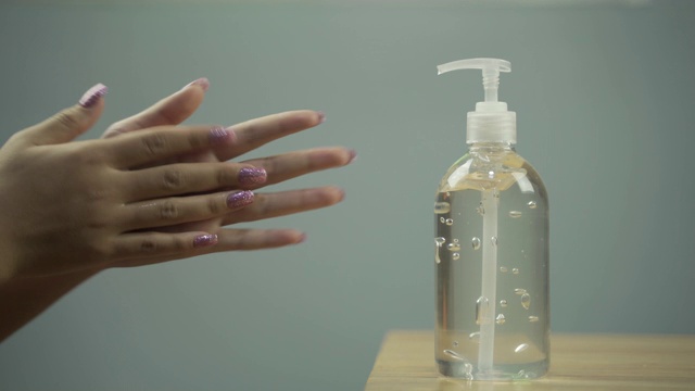 冠状病毒洗手液用于清洁双手卫生，预防冠状病毒传播。视频素材