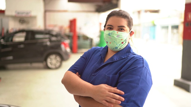 汽车修理工在汽车修理店的女人肖像视频素材