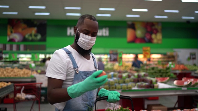 戴着手套在超市购物的男人视频素材