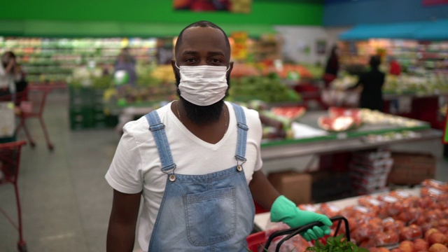 一个男人戴着一次性医用口罩在超市购物的肖像视频素材