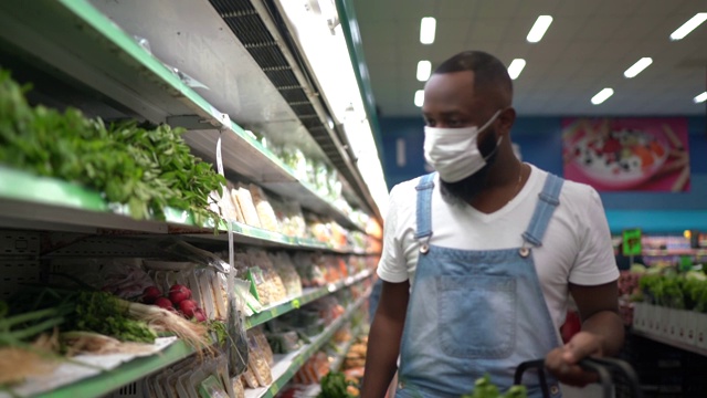 戴着口罩的男人在超市里散步和购物视频素材