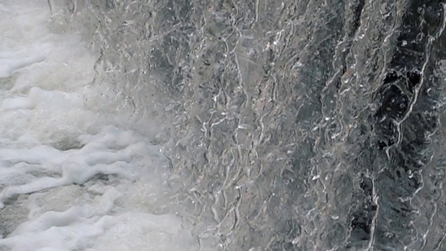 喷泉喷水和水幕，用20倍慢镜头拍摄，飞溅视频素材