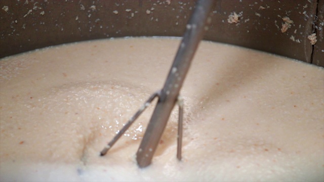 搅拌“Makgeolli”(用大米酿造的韩国酒精饮料)发酵视频下载