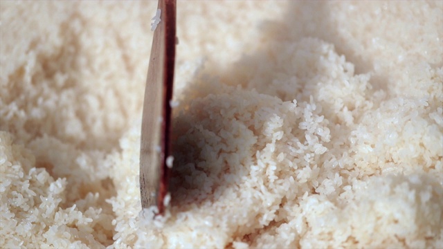 用米桨搅拌“结bap”(用于酿造米酒的蒸饭)视频下载