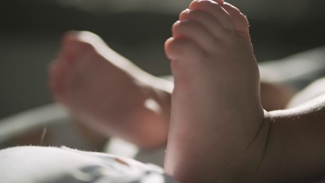 近距离移动新生儿的脚视频下载
