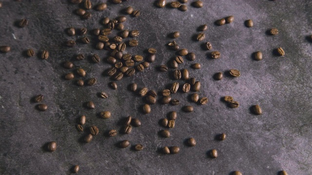 咖啡豆从画面中滑落视频下载