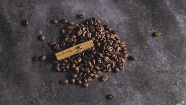 肉桂棒落在咖啡豆上视频素材