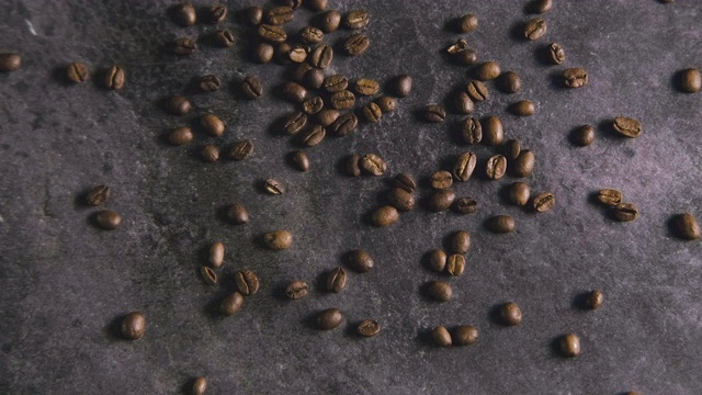 咖啡豆被扔出去02视频素材