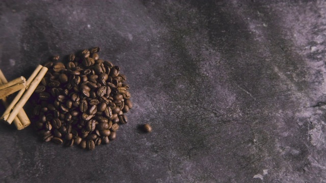 咖啡豆和肉桂棒视频素材