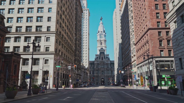 从南布罗德街看费城市政厅。向上的相机运动。视频素材