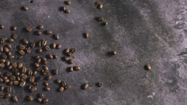 被扔出的咖啡豆视频素材
