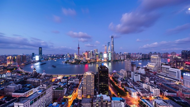 高处俯瞰现代上海都市都市景观与黄浦江黄昏到夜晚的过渡视频素材