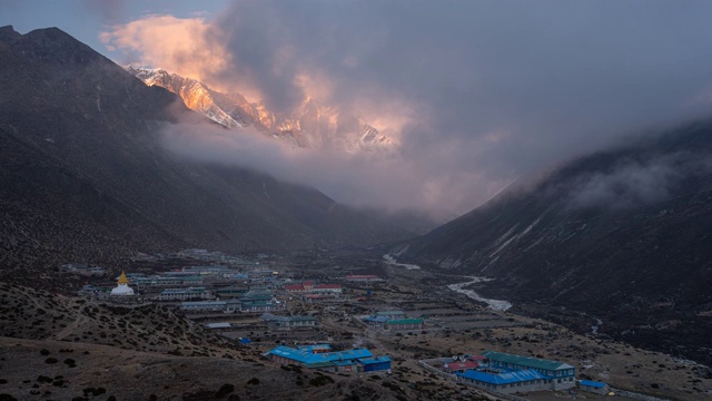 美丽的日落，在珠穆朗玛峰地区，喜马拉雅山定伯车村视频素材