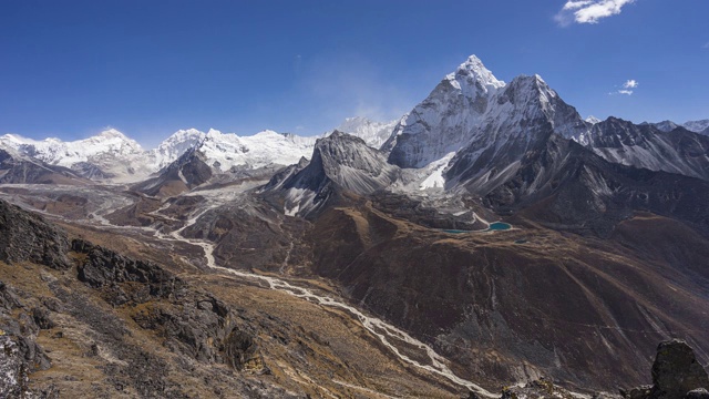 从山顶俯瞰喜马拉雅山脉的延时定泊车视点视频素材