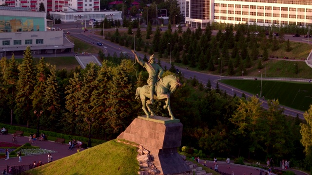 萨拉瓦特·尤拉耶夫纪念碑在魔法时刻航拍视频素材